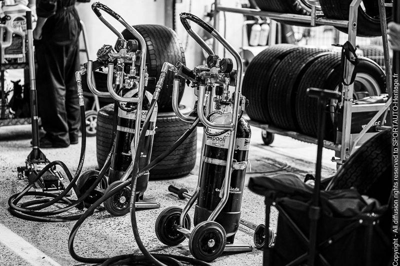 Le Mans Classic - Paddock - Gestion des pneumatiques de nuit