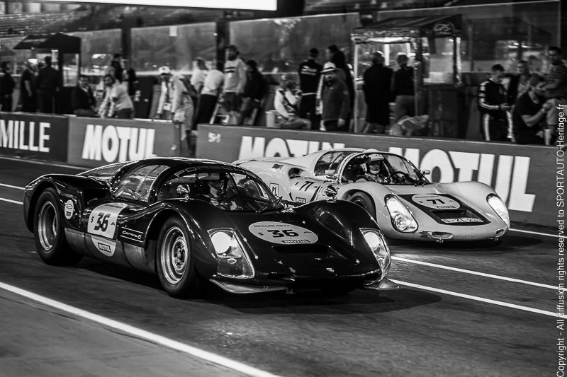 Sportauto-Heritage.fr - Le Mans Classic - Plateau 5 - Porsche 906 et 910 - Pitlane de nuit