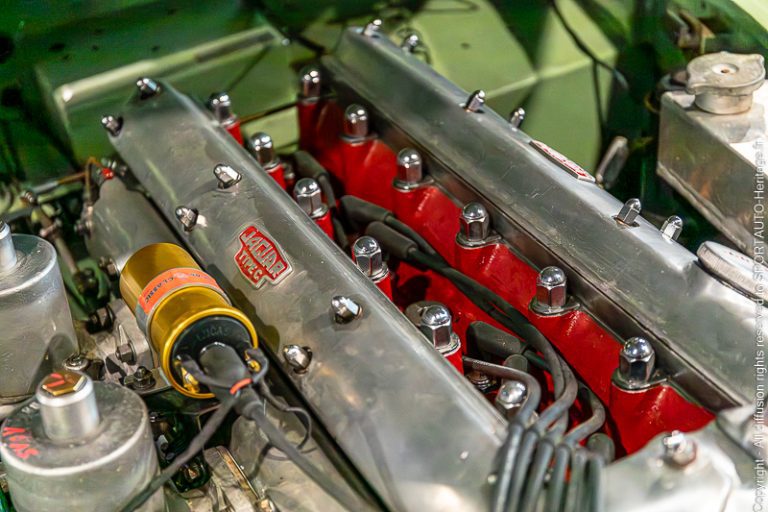 Tour Auto 2023 - Grand Palais Ephémère - Moteur Jaguar XK140 à culasses rouges
