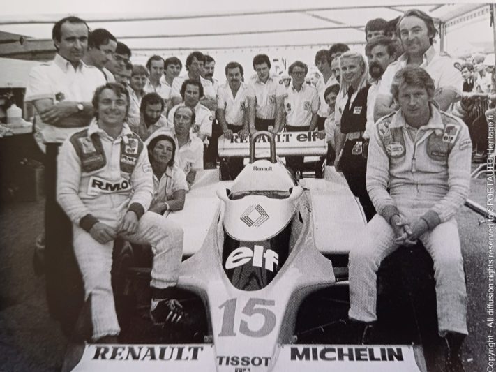 René Arnoux (à gauche) et Jean Pierre Jabouille (à droite) avec l'écurie Renault autour de la Formule à moteur V6 Turbo - Photo : Bernard Cahier
