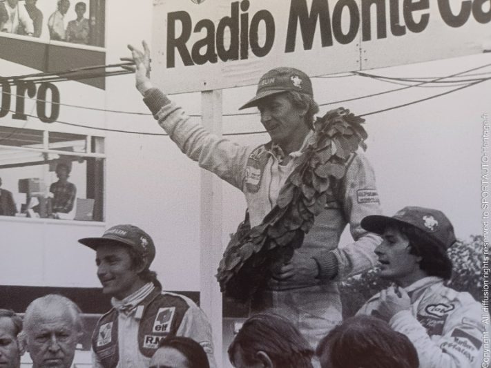 Podium du Grand Prix de France 1979 - Jean Pierre Jabouille vainqueur, devant Gilles Villeneuve (à droite) et René Arnoux 3e (à gauche) - Photo : Bernard Cahier