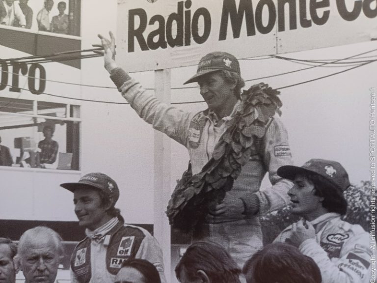 Podium du Grand Prix de France 1979 - Jean Pierre Jabouille vainqueur, devant Gilles Villeneuve (à droite) et René Arnoux 3e (à gauche) - Photo : Bernard Cahier