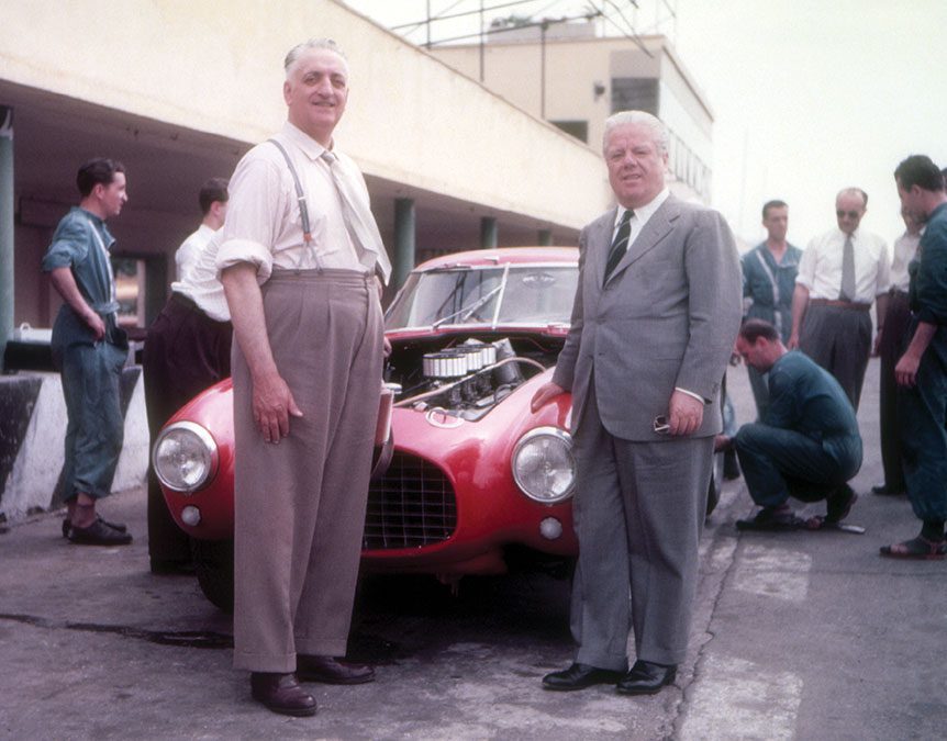 Enzo Ferrari et Battista Farina, avec une Ferrari — probablement la Ferrari 340 portant le numéro de châssis 0318 AM. La scène se situe vers 1952-1953.