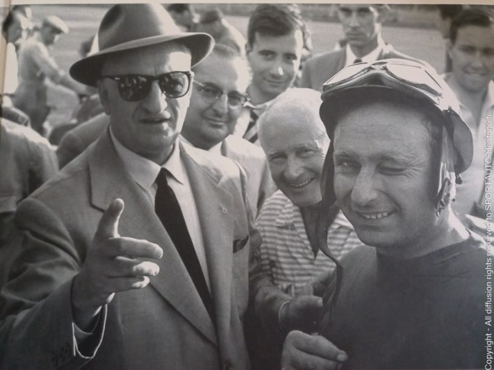 Enzo Ferrari avec Juan Fangio : "Do you know this guy ?" - Photo Bernard Cahier