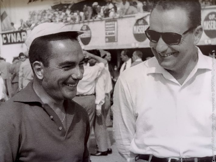 Jean Behra (à gauche) avec le patron de Maserati Omer Orsi - 1955 - Photo : Bernard Cahier