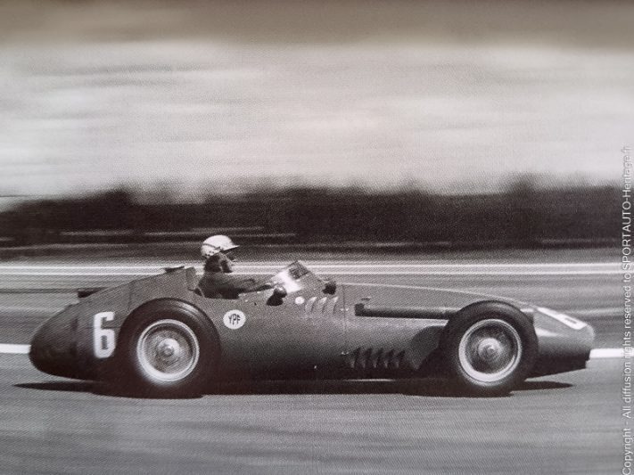 Jean Behra au volant de la Maserati 250F lors du Grand Prix d'Argentine 1957. - Photo : Bernard Cahier