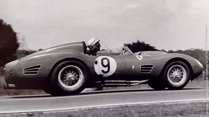 Jean Behra au volant de la Ferrari 250 TR qu'il porta à la seconde place aux 12H de Sebring 1959 avec Cliff Allison. - Photo : Bernard Cahier