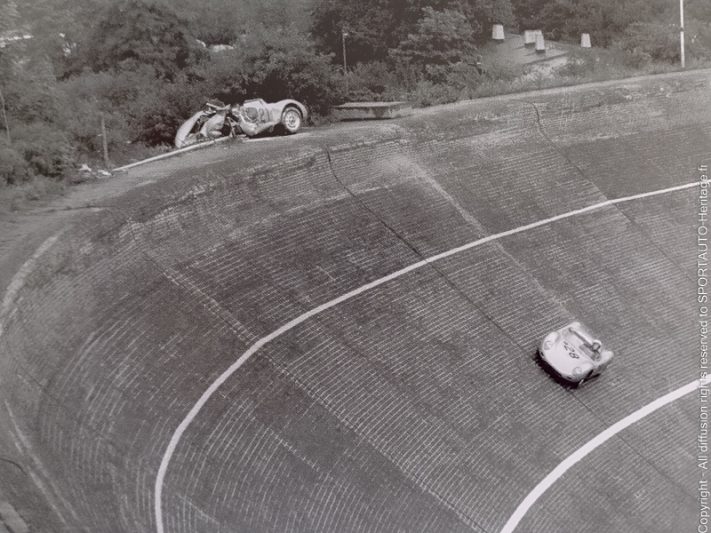 L'accident mortel de Jean Behra, Sa Porsche détruite en haut de la courbe de l'Avus. Photo : Bernard Cahier