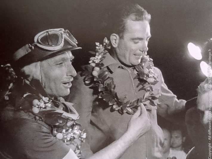Jean Behra (à droite) en duo avec Juan Fangio lors de leur victoire aux 12H de Sebring 1957 - Photo Bernard Cahier