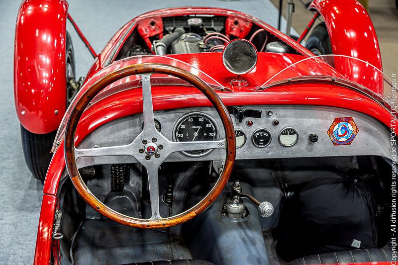 MASERATI - A6 GCS 2000 Monofaro - 1949 - Retromobile Le légendaire pilote argentin Juan Manuel Fangio a piloté une A6 GCS "Monofaro" lors du Grand Prix de Rome en 1949. Bien que cette course se soit soldée par un abandon au 21e tour, la participation de Fangio à son volant a contribué à la renommée de ce modèle. Produite à seulement 14 exemplaires, dont certains ont été engagés par l'usine elle-même, la A6 GCS "Monofaro" est aujourd'hui une pièce rare et recherchée par les collectionneurs. Son design distinctif et son palmarès en compétition en font une icône de l'histoire automobile italienne.