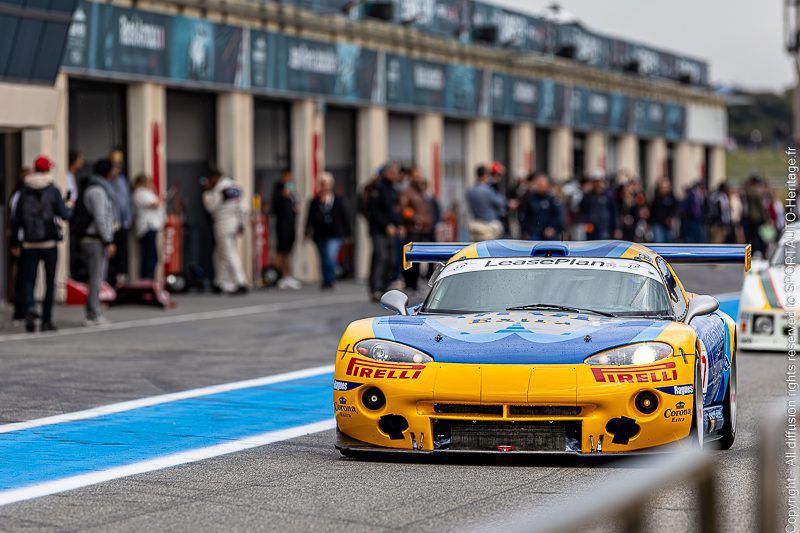 Voiture de course Dodge Viper avec une livrée bleue et jaune sur une piste de course.
