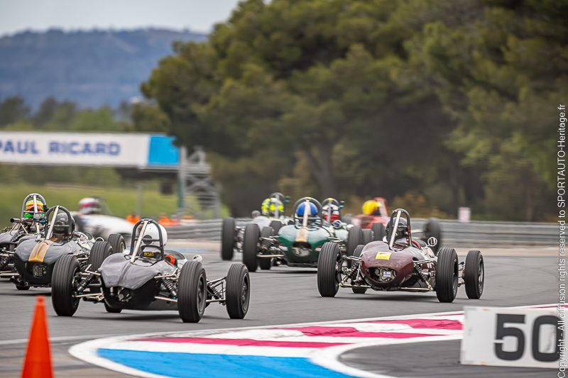 Voitures de course à trois roues sur le circuit Paul Ricard pendant une compétition automobile.