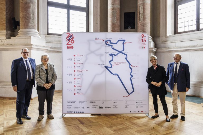 Carte du parcours de l'événement 2023 avec des villes et des étapes marquées, présentée lors d'une conférence.