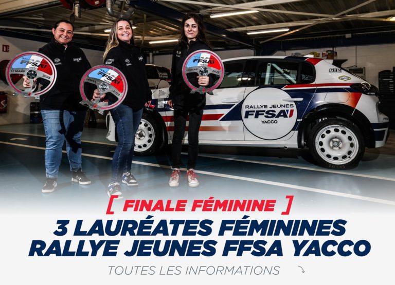 Trois lauréates féminines du Rallye Jeunes FFSA Yacco posant avec des trophées devant une voiture de rallye.
