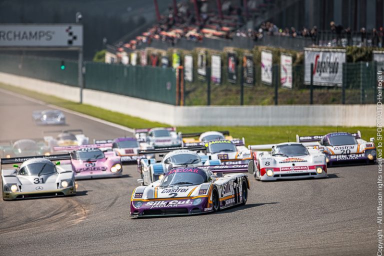 Voitures de course historiques sur le circuit de Spa-Francorchamps, participant à une compétition d'endurance.