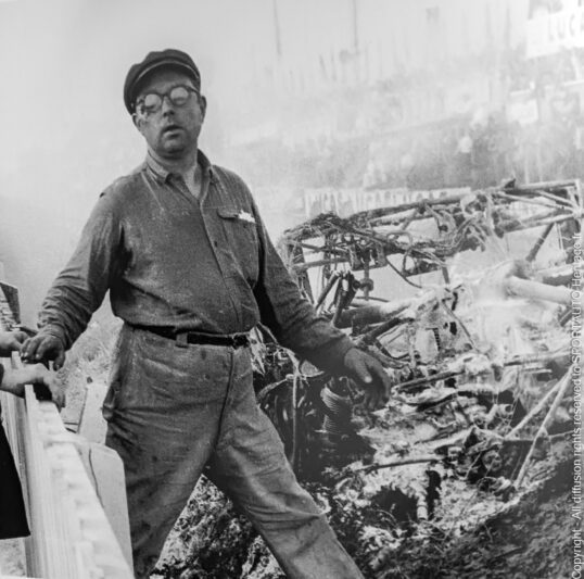 Un ouvrier se tient près de l'épave de la Mercedes 300 SLR de Pierre Levegh au Mans après le tragique accident qui a coûté la vie à tant de personnes, dont celle de Levegh.