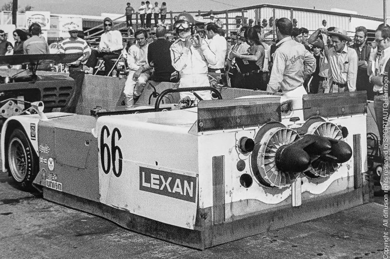 Jim Hall avec la Chaparral 2J "Sucker car" dans la pitlane de Riverside - Can-Am 1970 - Crédit : Bernard Cahier