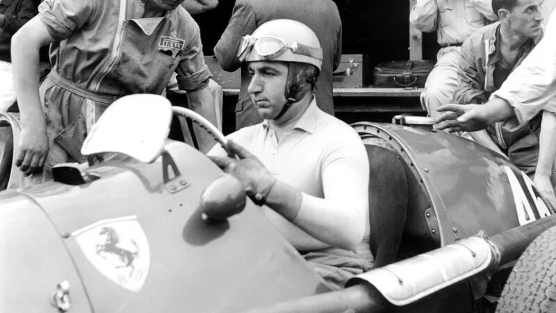 Alberto Ascari, pilote italien né en 1918, a remporté le championnat du monde de Formule 1 en 1952 et 1953, devenant le deuxième pilote à remporter deux titres mondiaux consécutifs.