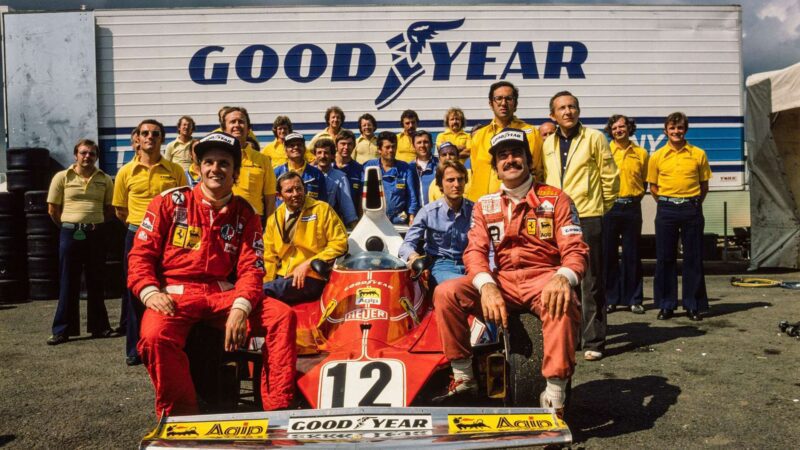1975-: Silverstone - Niki Lauda et Clay Regazzoni : présentation de la -Ferrari 312t - Crédit David Phipps
