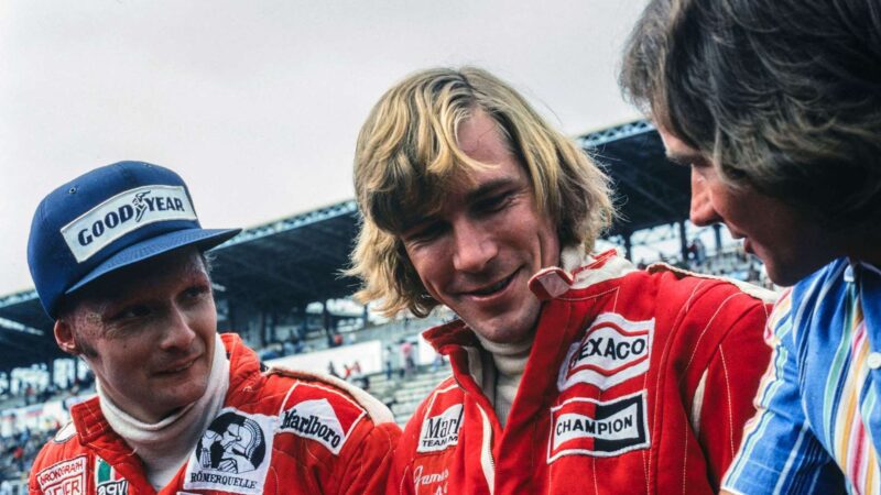 1976 Grand Prix du Japon : Niki Lauda et James Hunt avec Barry Sheene - Crédit David Phipps