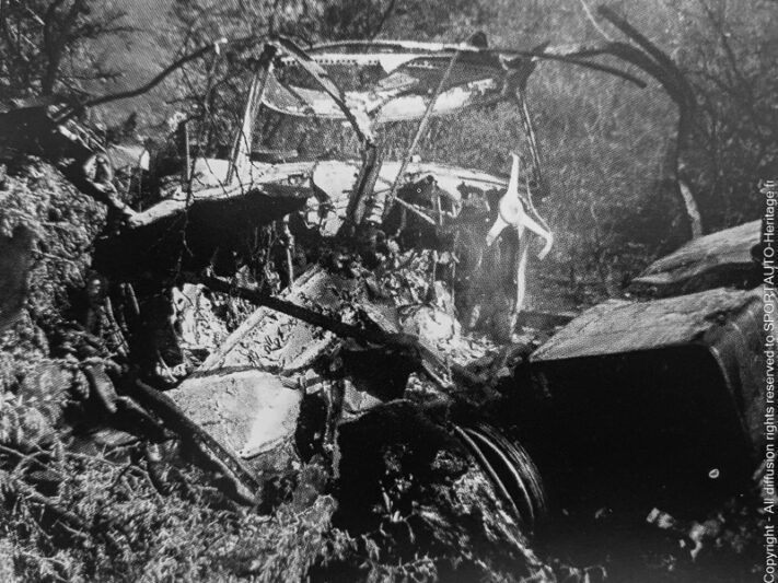 Carcasse de la Ferrari 375 MM - Les pilotes  A. Stagnoli et G. Scotuzzi perdent la vie dans l'accident