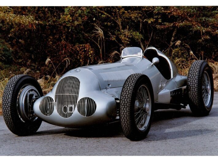 Le seul exemplaire en propriété privée. Vainqueur du Grand Prix de Tchécoslovaquie en 1937, il était piloté par Rudolf Caracciola, ex-Bernie Ecclestone.