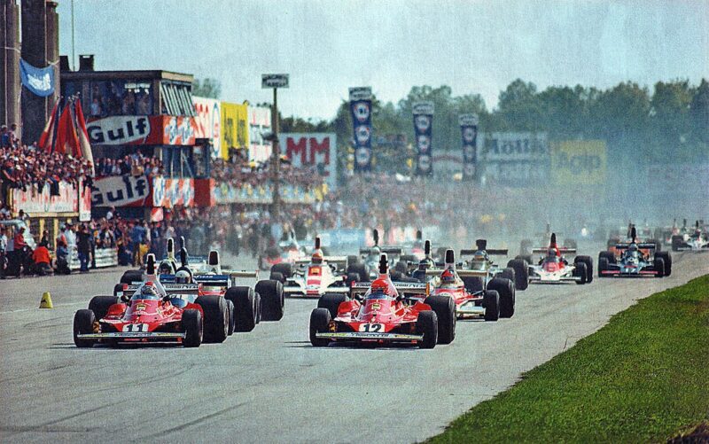 Monza (Italie), Autodromo Nazionale, 7 septembre 1975. Les deux pilotes de la Scuderia Ferrari, le Suisse Clay Regazzoni (n. 11) et l'Autrichien Niki Lauda (n. 12), ce dernier poleman, prennent la tête au départ du XLVI Grand Prix d'Italie à bord de leur Ferrari 312T.