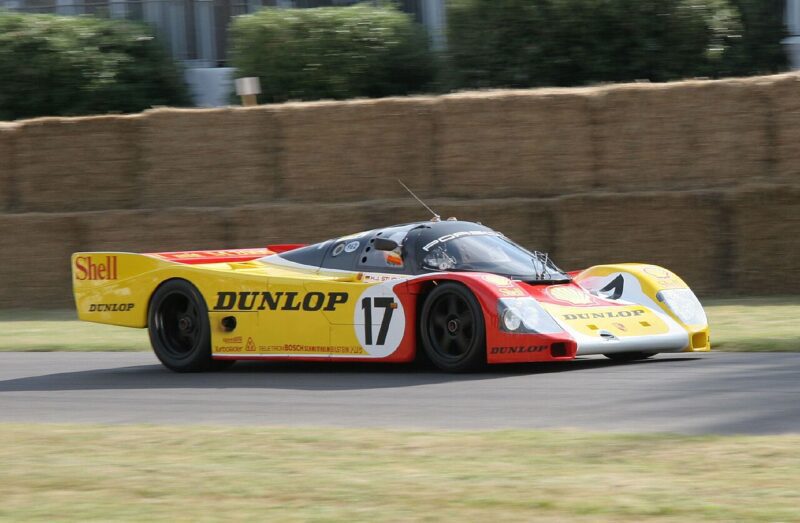 Porsche 962C d'usine des 24 Heures du Mans 1988. Elle a terminé deuxième et était pilotée par Hans-Joachim Stuck, Klaus Ludwig et Derek Bell.