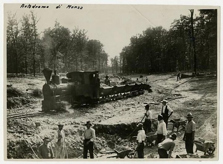 Chemin de fer à voie étroite sur le chantier de l'Autodromo Nazionale di Monza en 1922 (Collection Piero Segre - FOTO D'EPOCA Group - IMAGES OF EVENTS, LUOGHI AND CHARACTERS OF THE PASSATO). La locomotive, construite par Arn. Jung Jungenthal en Allemagne avant 1918, développait environ 50 chevaux.