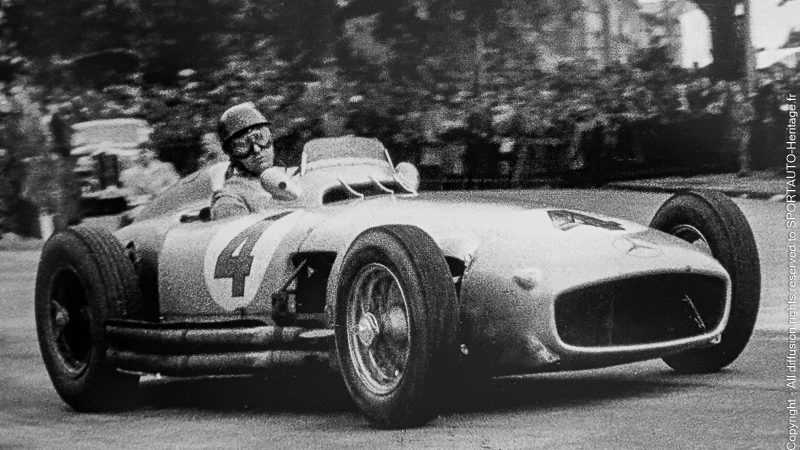 Fangio en route vers la victoire à Bremgarten au volant de la Mercedes W196 en configuration standard.