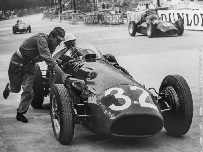 Un mécanicien aide Cesare Perdisa à démarrer sa Maserati 250F avant le tour de formation du Grand Prix de Monaco 1956.