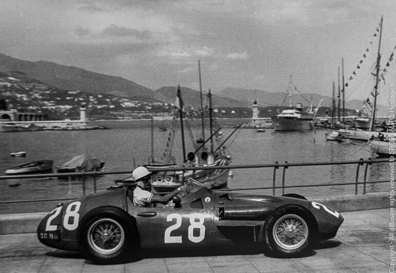 En route vers la victoire, Stirling Moss file à toute allure devant le port de Monaco au volant de la Maserati 250F n°28. - Crédit photo : Bernard Cahier