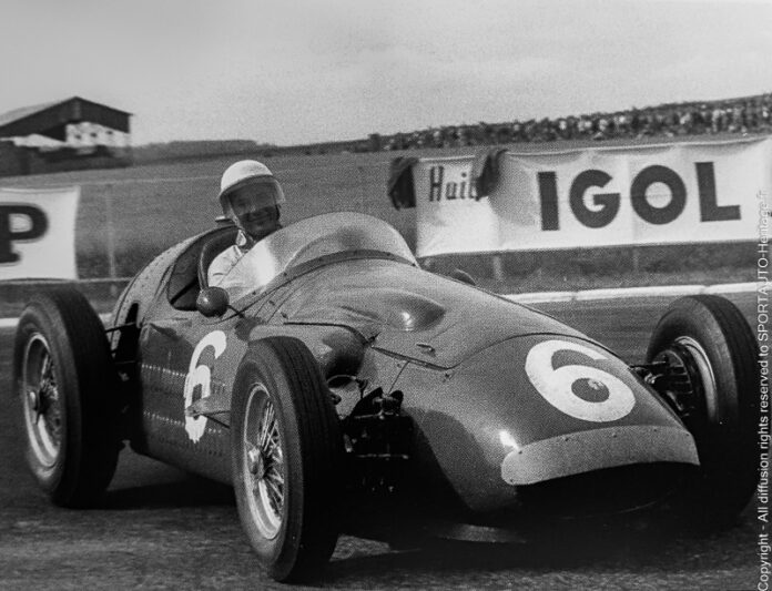 Stirling Moss, au volant de sa Maserati 250F qu'il partageait avec Cesare Perdisa, termine à la 5e place en France.