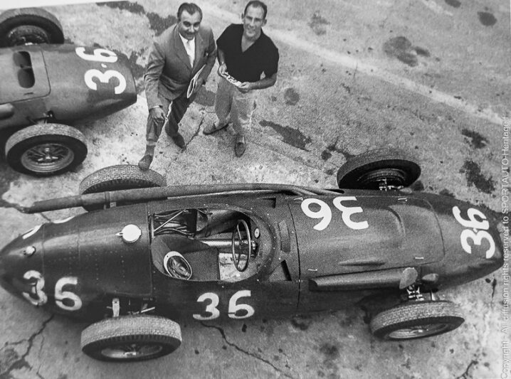 Stirling Moss, depuis les stands à Monza en 1956, le pilote anglais avait le choix entre deux Maserati 250F pour le Grand Prix d'Italie : la 6 cylindres à l'avant de la photo ou la 12 cylindres à l'arrière.