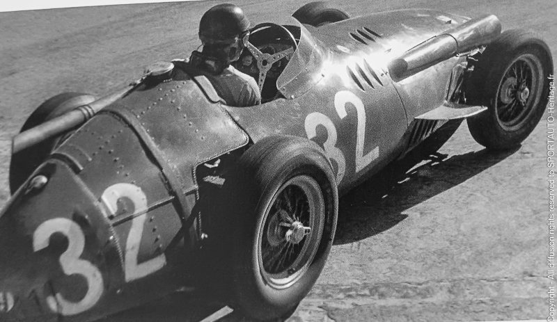 Juan Fangio en route vers la victoire au Grand Prix de Monaco 1957 au volant de sa Maserati 250F.