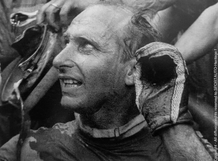 Juan Fangio, fatigué mais heureux, après sa victoire au Grand Prix de France 1957 au volant de sa Maserati 250F.