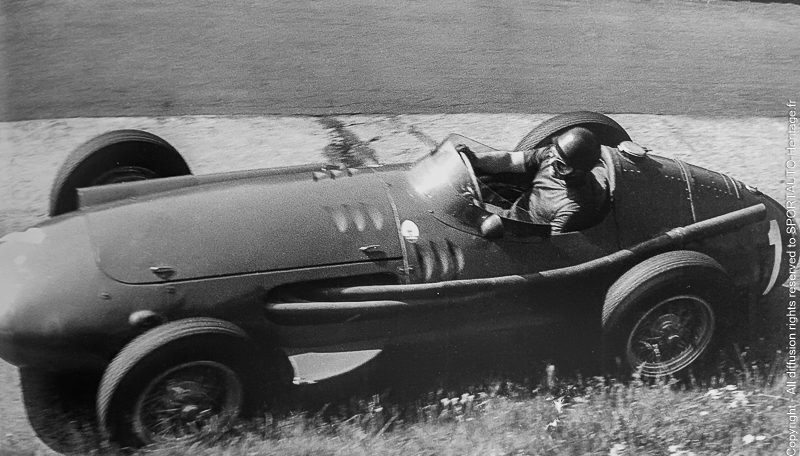 Juan Fangio au volant de sa Maserati 250F dans le virage du  Karussell lors du Grand Prix d'Allemagne de 1957.