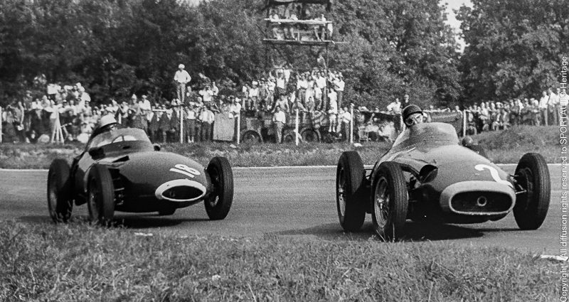 Stirling Moss, au volant de la Vanwall n°18, poursuit Juan Fangio, qui dérape dans sa Maserati 250F n°2. À l'arrivée, l'ordre est inversé.