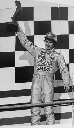 Gilles Villeneuve portant le trophée du Grand Prix du Canada 1978 après sa victoire sur le circuit   de Montréal