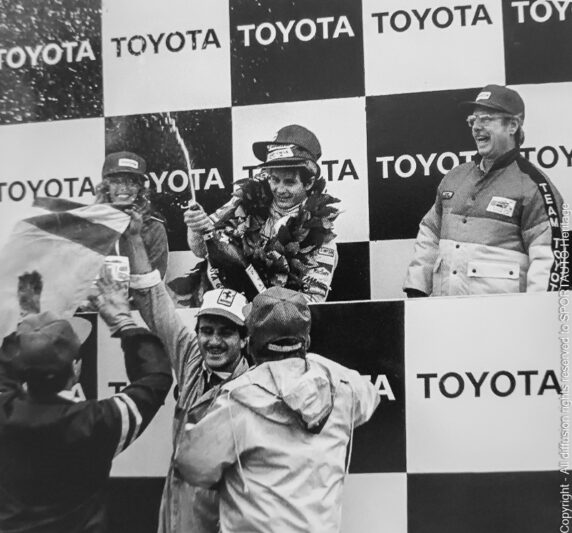 Gilles Villeneuve célèbre sa troisième victoire pour Ferrari en 1979 sur le circuit de Long Beach aux USA.