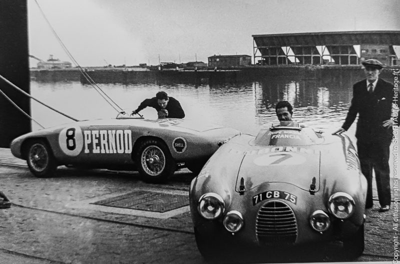 1953 : Deux voitures de l’écurie « alcooliques » se rassemblent sur les quais du Havre avant leur départ pour le Mexique. Jean Behra est assis dans la Gordini qu’il pilotera lors de la course. Amédée Gordini se tient à ses côtés.
