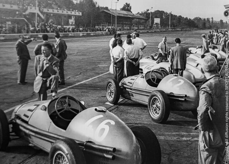 Amédée Gordini, le pied sur le pneu de la voiture, avec deux des trois Gordini qui ont couru en Italie. L'Américain Fred Wacker terminera 6e au volant de la n° 42.