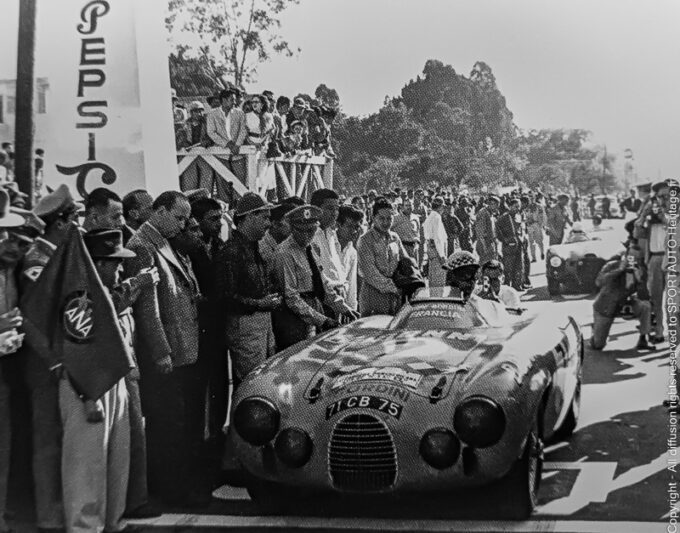 1953 Carrera Panamericana - Jean Behra au départ dans sa Gordini T24S, châssis 0036S, moteur 8 cylindres, direction centrale.