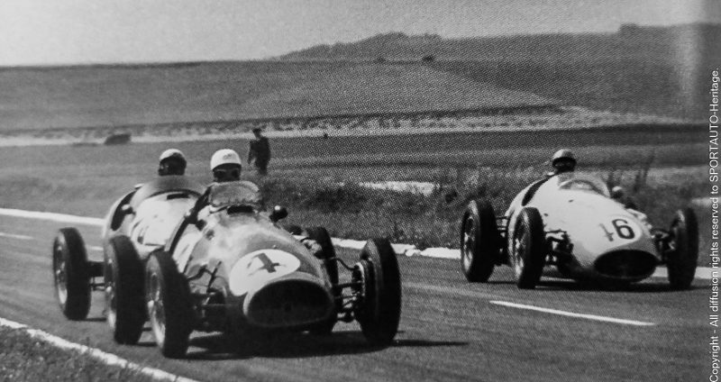 Maurice Trintignant au volant de la Ferrari 625, suivi de Jean Behra dans la Gordini T16. Robert Mieres est à droite, dans une Maserati.