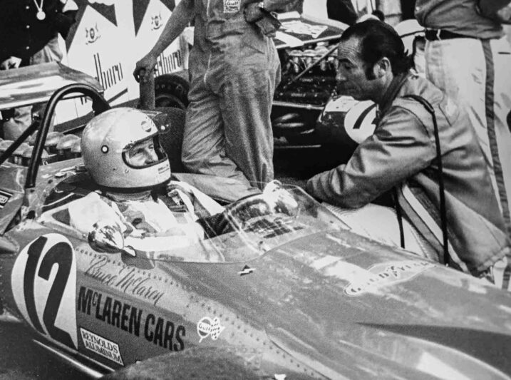 Bernard Cahier en discussion avec Bruce McLaren au GP de Monaco 1970, deux semaines avant son accident mortel lors des essais de la Can-Am à Goodwood. - Crédit B. Cahier