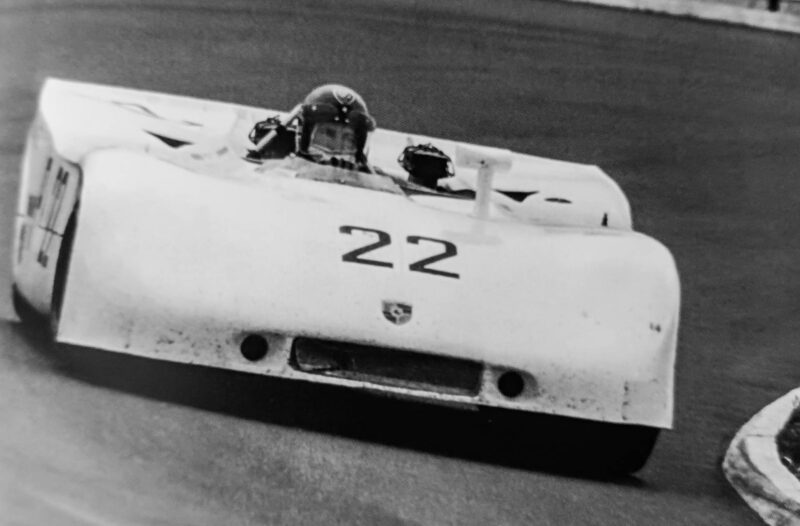 Vic Elford, vainqueur au Nürburgring 1970 au volant de la Porsche 908/3 numéro 22.