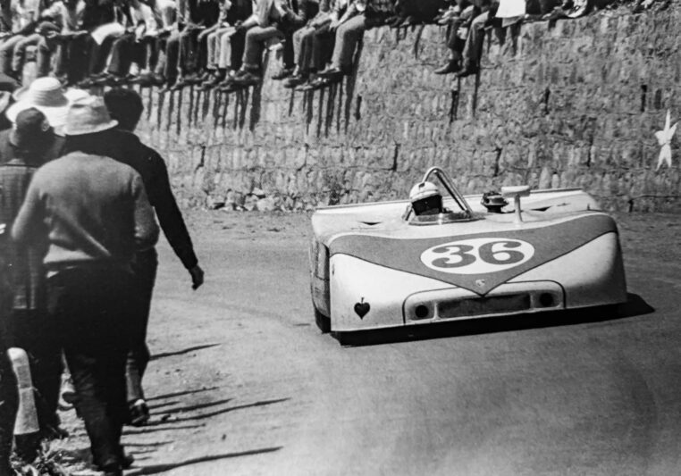 Richard Attwood en route vers une 5e place de la Targe Florio 1970 au volant de la Porsche 908/3 Gulf.