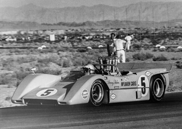 Denny Hulme au volant de la McLaren M8A à moteur Chevrolet à Riverside Can-Am.