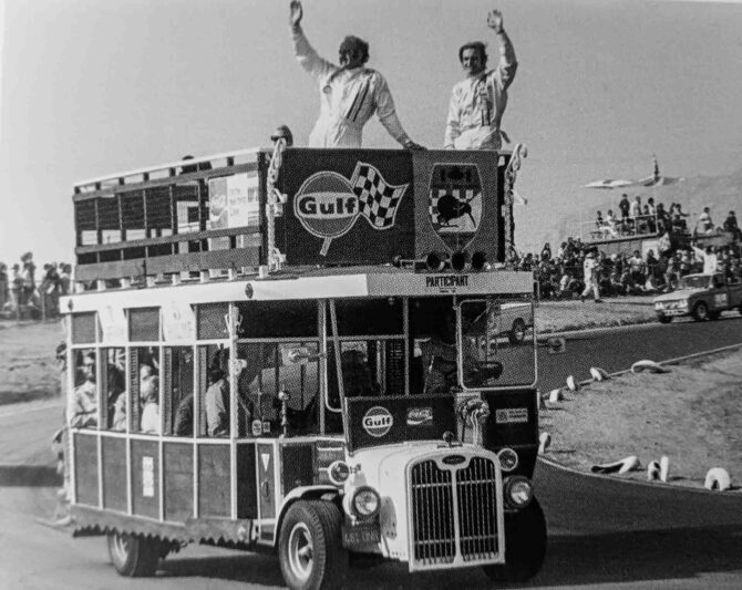Dennis Hulme et Peter Revson lors du tour d'honneur, après leur doublé à Riverside Can-AM 1971 au volant de McLaren M8F Gulf.