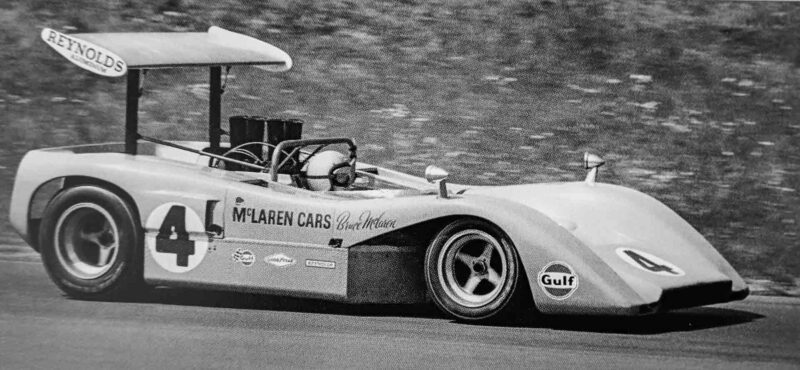Bruce McLaren au volant de la McLaren M8B Chevrolet à Riverside Can-Am.